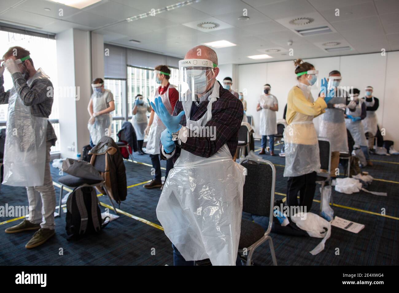 Journée de formation des bénévoles de l'Ambulance St John apprendre à administrer le vaccin contre le coronavirus, à se laver les mains, à mettre en place l'EPI, à comprimer la poitrine Banque D'Images