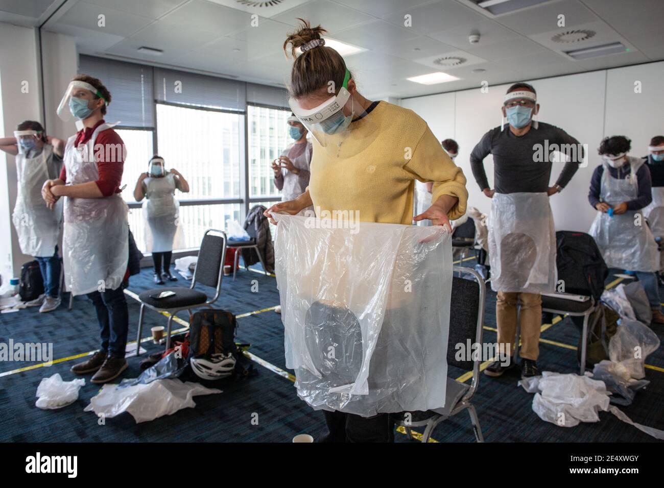Journée de formation des bénévoles de l'Ambulance St John apprendre à administrer le vaccin contre le coronavirus, à se laver les mains, à mettre en place l'EPI, à comprimer la poitrine Banque D'Images