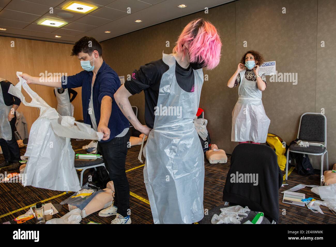 Journée de formation des bénévoles de l'Ambulance St John apprendre à administrer le vaccin contre le coronavirus, à se laver les mains, à mettre en place l'EPI, à comprimer la poitrine Banque D'Images