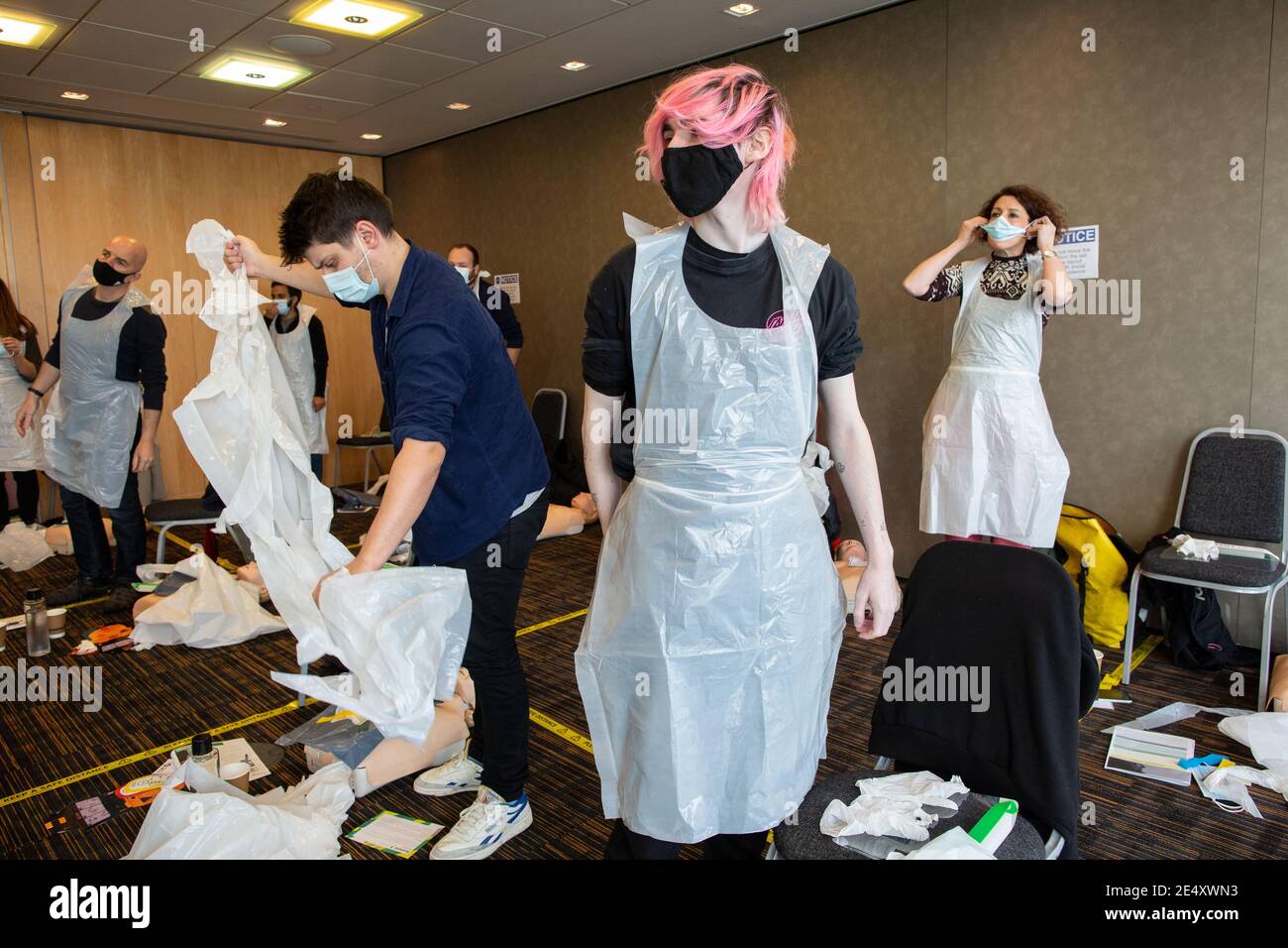 Journée de formation des bénévoles de l'Ambulance St John apprendre à administrer le vaccin contre le coronavirus, à se laver les mains, à mettre en place l'EPI, à comprimer la poitrine Banque D'Images