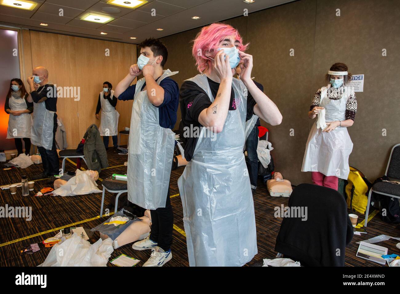 Journée de formation des bénévoles de l'Ambulance St John apprendre à administrer le vaccin contre le coronavirus, à se laver les mains, à mettre en place l'EPI, à comprimer la poitrine Banque D'Images