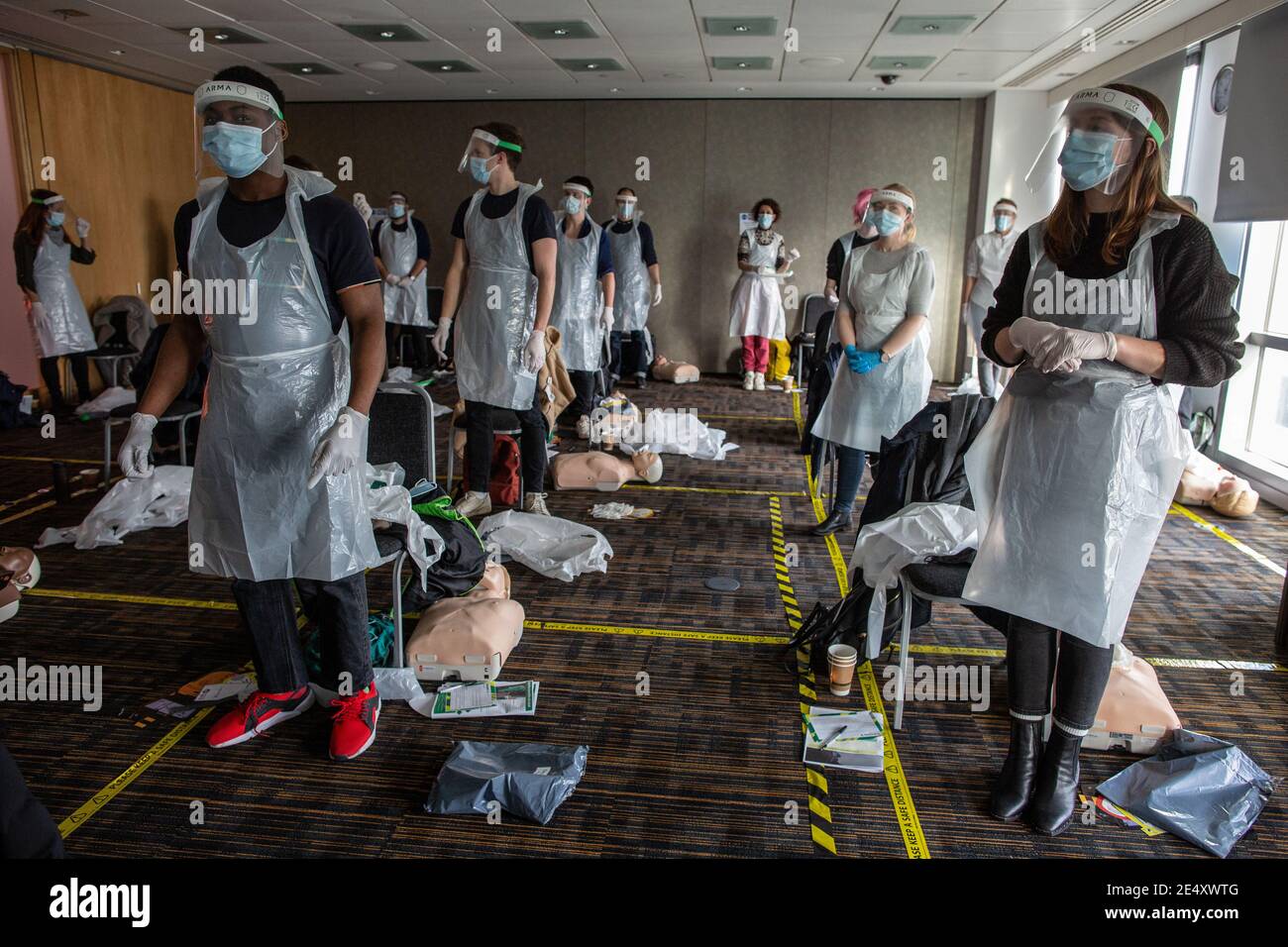 Journée de formation des bénévoles de l'Ambulance St John apprendre à administrer le vaccin contre le coronavirus, à se laver les mains, à mettre en place l'EPI, à comprimer la poitrine Banque D'Images