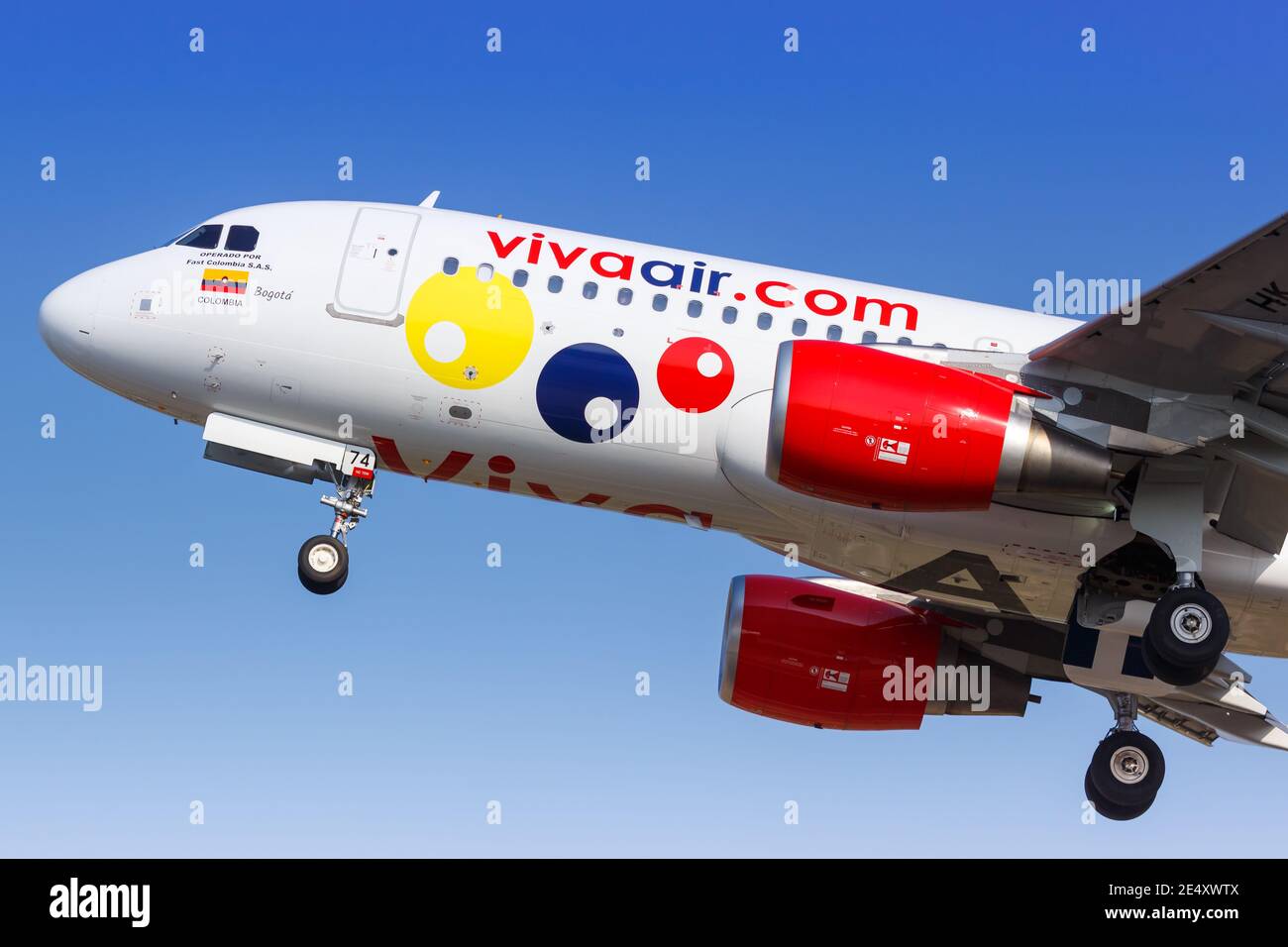 Cartagena, Colombie – 27 janvier 2019 : avion Vivaair Airbus A320 à l'aéroport de Cartagena (CTG) en Colombie. Airbus est un fabricant européen d'avions Banque D'Images