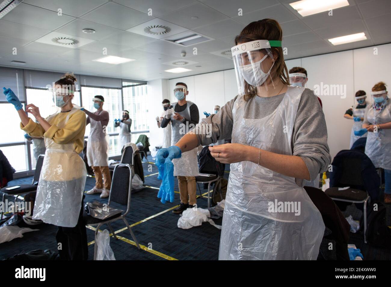 Journée de formation des bénévoles de l'Ambulance St John apprendre à administrer le vaccin contre le coronavirus, à se laver les mains, à mettre en place l'EPI, à comprimer la poitrine Banque D'Images