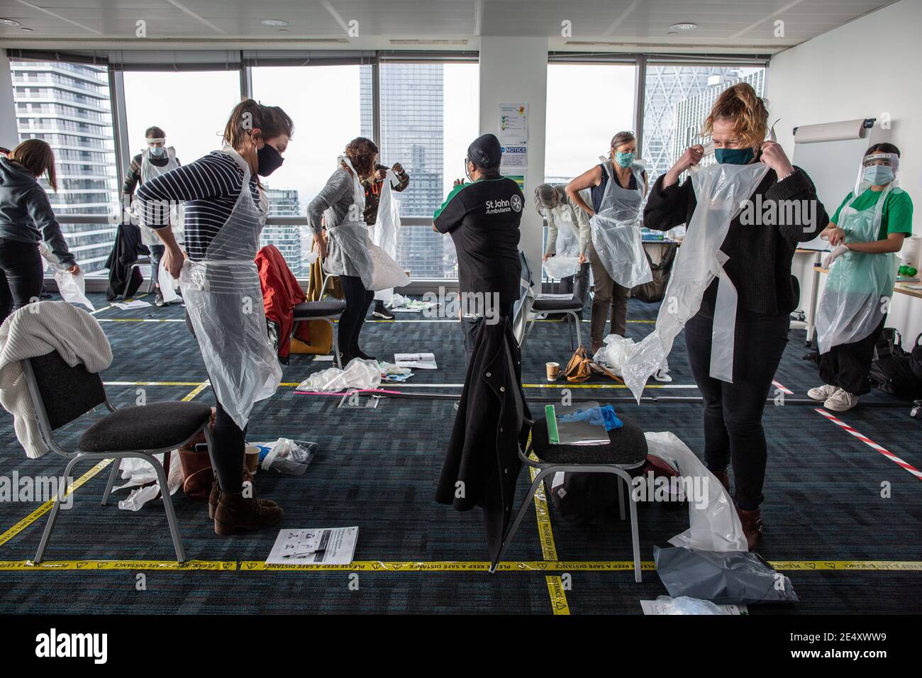 Journée de formation des bénévoles de l'Ambulance St John apprendre à administrer le vaccin contre le coronavirus, à se laver les mains, à mettre en place l'EPI, à comprimer la poitrine Banque D'Images