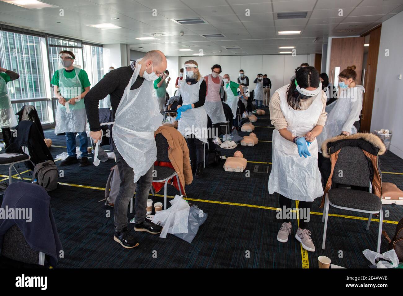 Journée de formation des bénévoles de l'Ambulance St John apprendre à administrer le vaccin contre le coronavirus, à se laver les mains, à mettre en place l'EPI, à comprimer la poitrine Banque D'Images