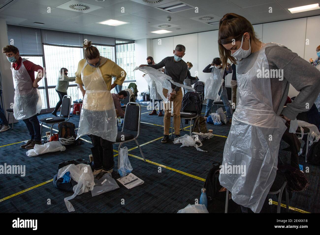 Journée de formation des bénévoles de l'Ambulance St John apprendre à administrer le vaccin contre le coronavirus, à se laver les mains, à mettre en place l'EPI, à comprimer la poitrine Banque D'Images