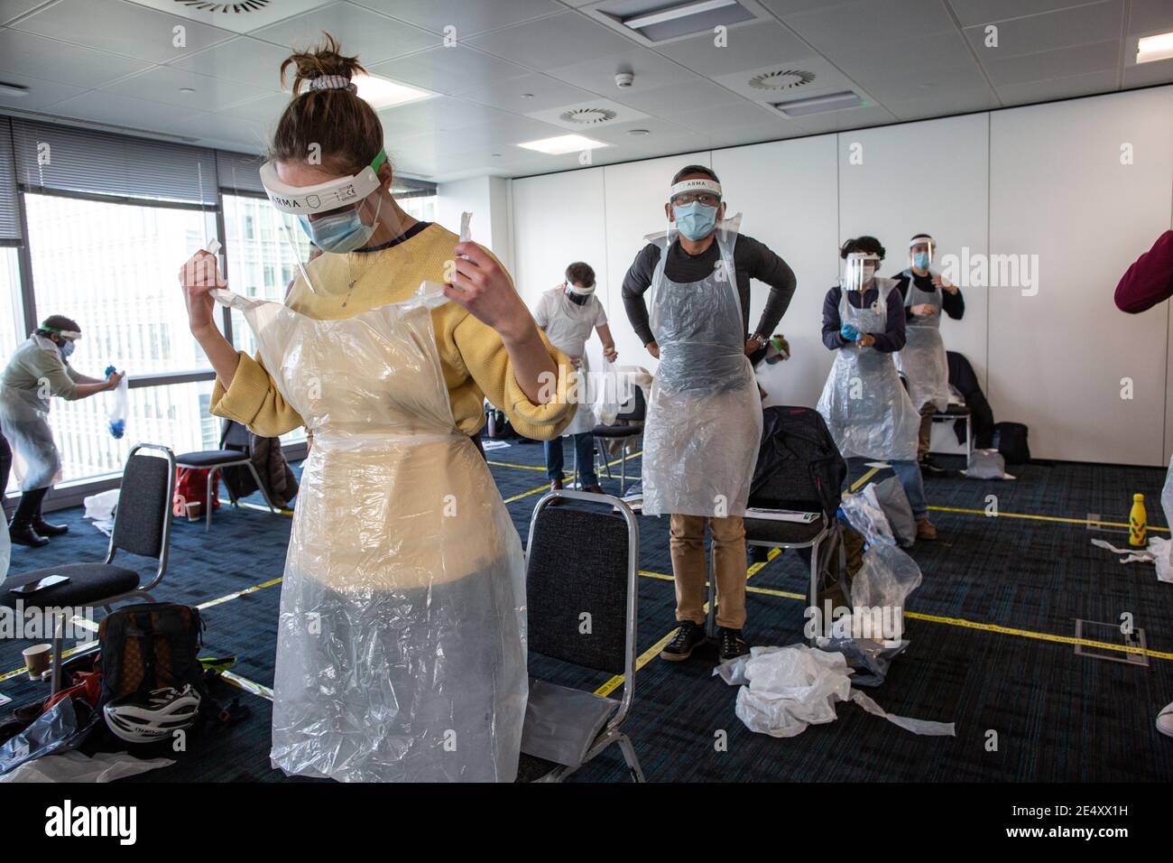 Journée de formation des bénévoles de l'Ambulance St John apprendre à administrer le vaccin contre le coronavirus, à se laver les mains, à mettre en place l'EPI, à comprimer la poitrine Banque D'Images