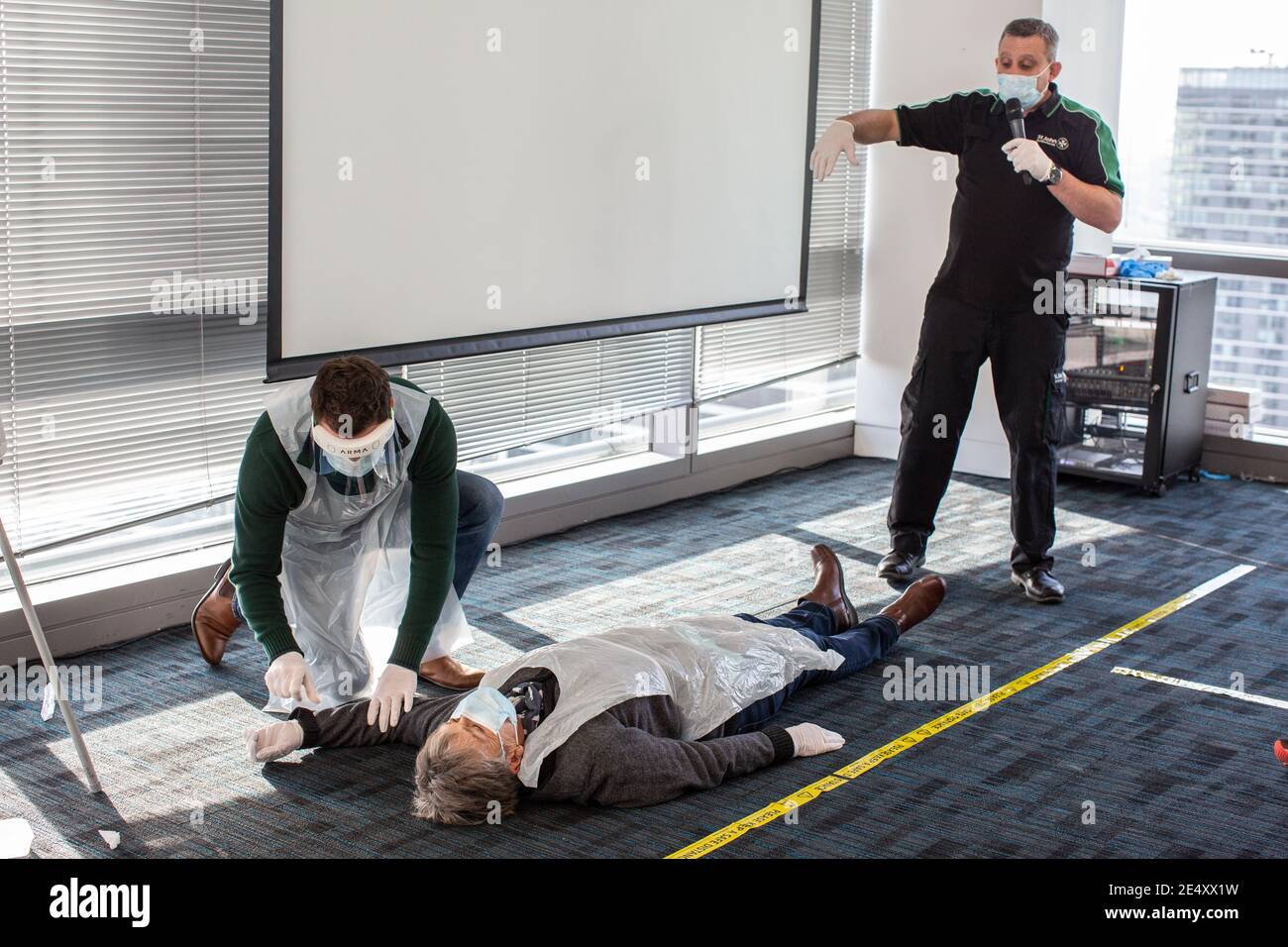 Journée de formation des bénévoles de l'Ambulance St John apprendre à administrer le vaccin contre le coronavirus, à se laver les mains, à mettre en place l'EPI, à comprimer la poitrine Banque D'Images