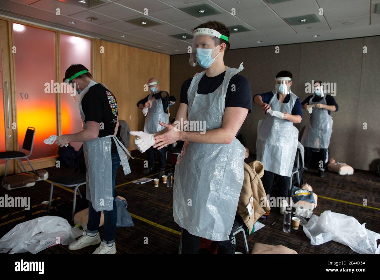 Journée de formation des bénévoles de l'Ambulance St John apprendre à administrer le vaccin contre le coronavirus, à se laver les mains, à mettre en place l'EPI, à comprimer la poitrine Banque D'Images