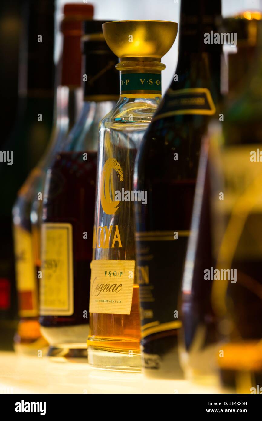 Bouteilles d'alcool sur une étagère éclairée concept consommation et industrie Banque D'Images