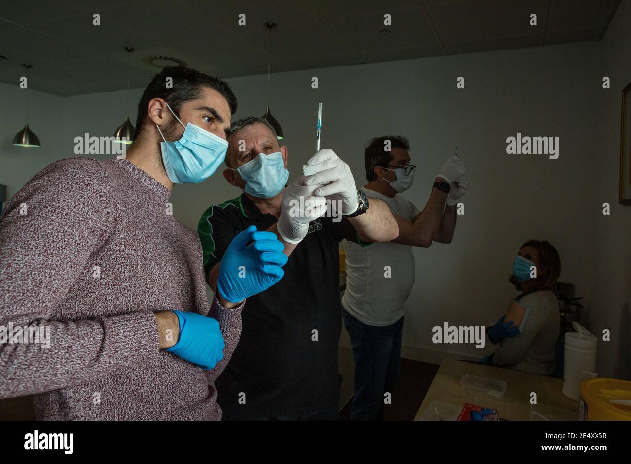 Journée de formation des bénévoles de l'Ambulance St John apprendre à administrer le vaccin contre le coronavirus, à se laver les mains, à mettre en place l'EPI, à comprimer la poitrine Banque D'Images