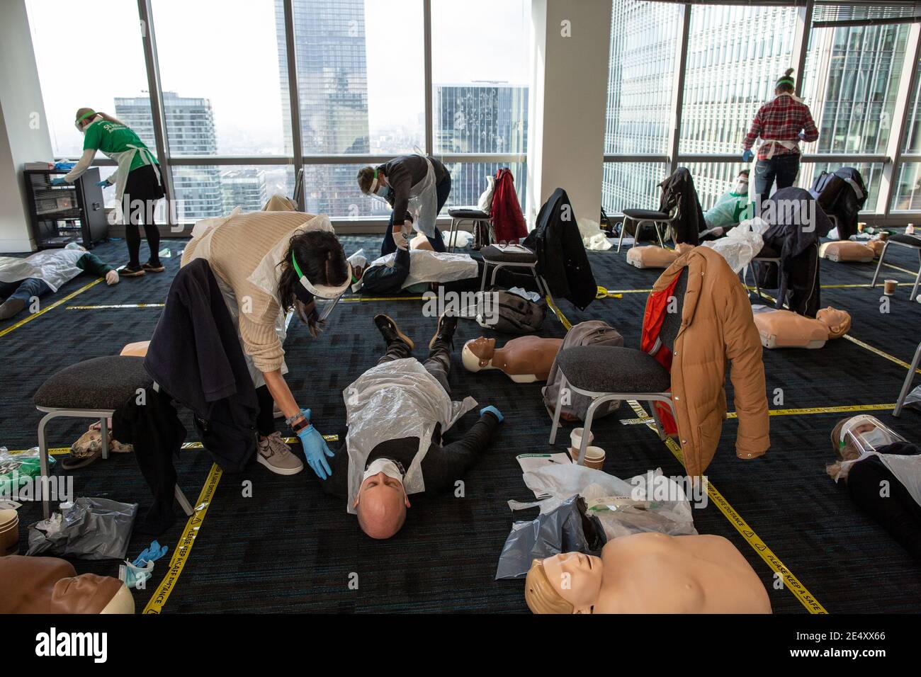 Journée de formation des bénévoles de l'Ambulance St John apprendre à administrer le vaccin contre le coronavirus, à se laver les mains, à mettre en place l'EPI, à comprimer la poitrine Banque D'Images