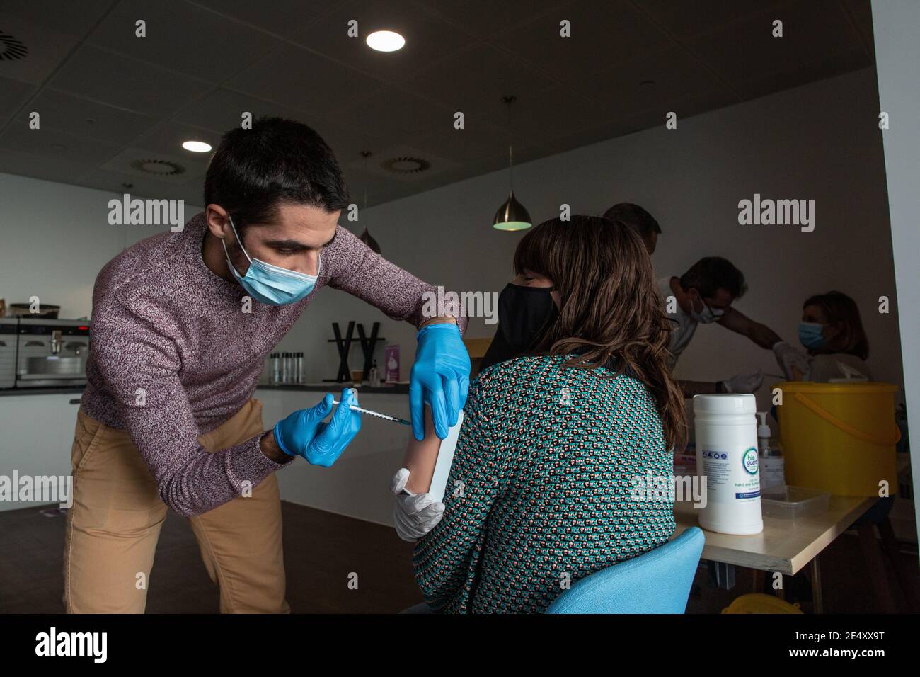 Journée de formation des bénévoles de l'Ambulance St John apprendre à administrer le vaccin contre le coronavirus, à se laver les mains, à mettre en place l'EPI, à comprimer la poitrine Banque D'Images