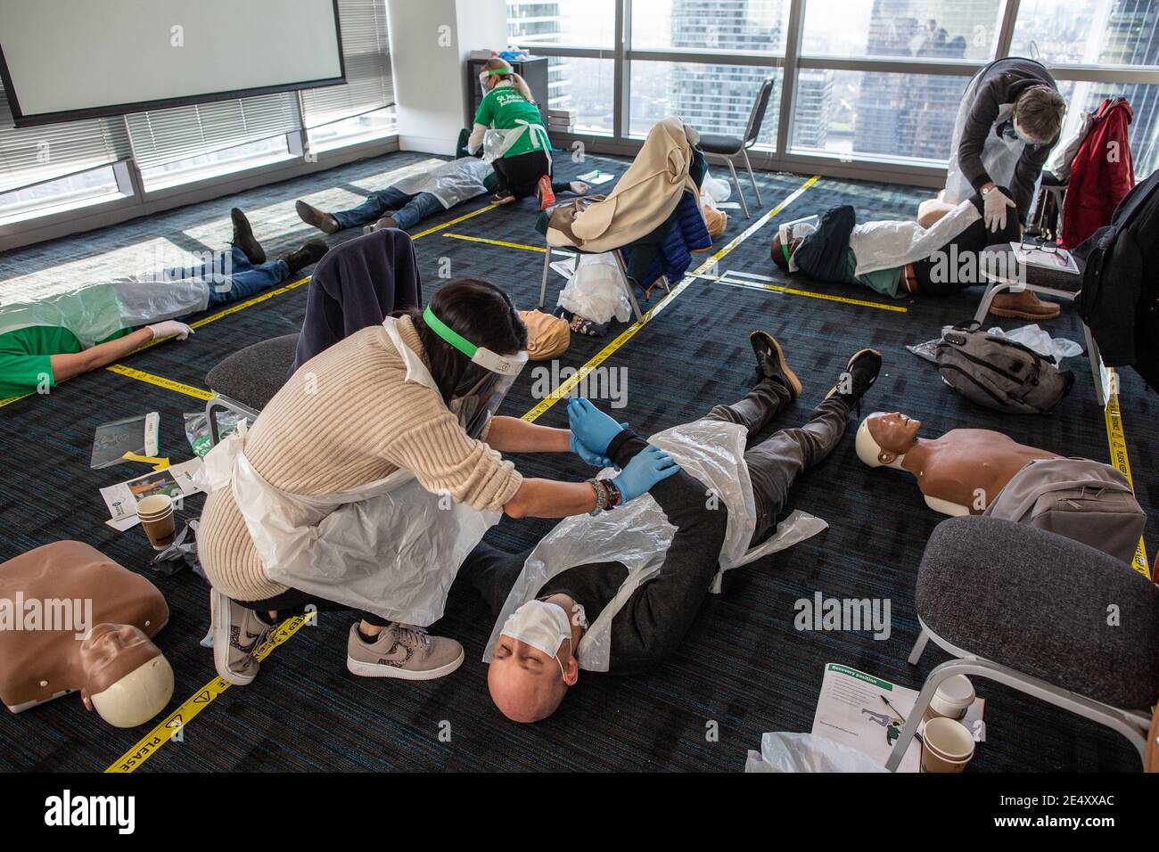 Journée de formation des bénévoles de l'Ambulance St John apprendre à administrer le vaccin contre le coronavirus, à se laver les mains, à mettre en place l'EPI, à comprimer la poitrine Banque D'Images