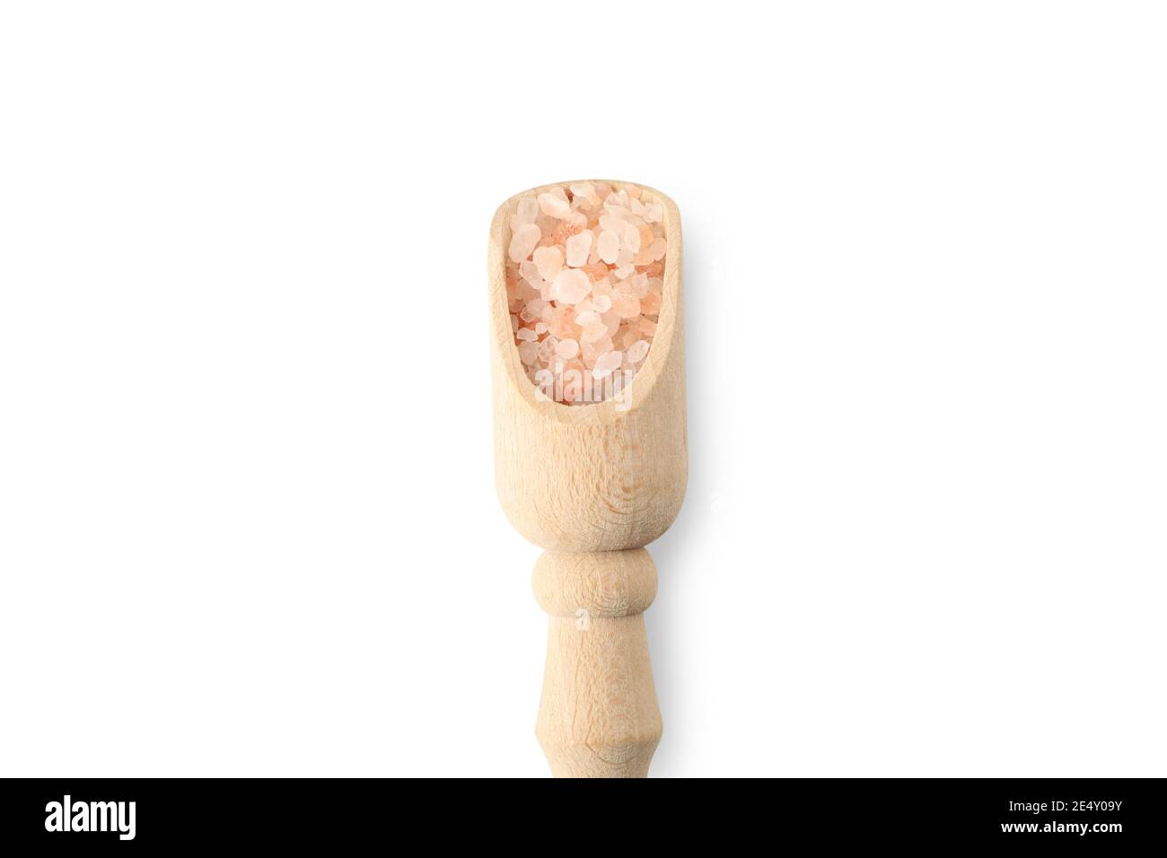 Pelle avec sel himalayan rose isolée sur fond blanc Banque D'Images