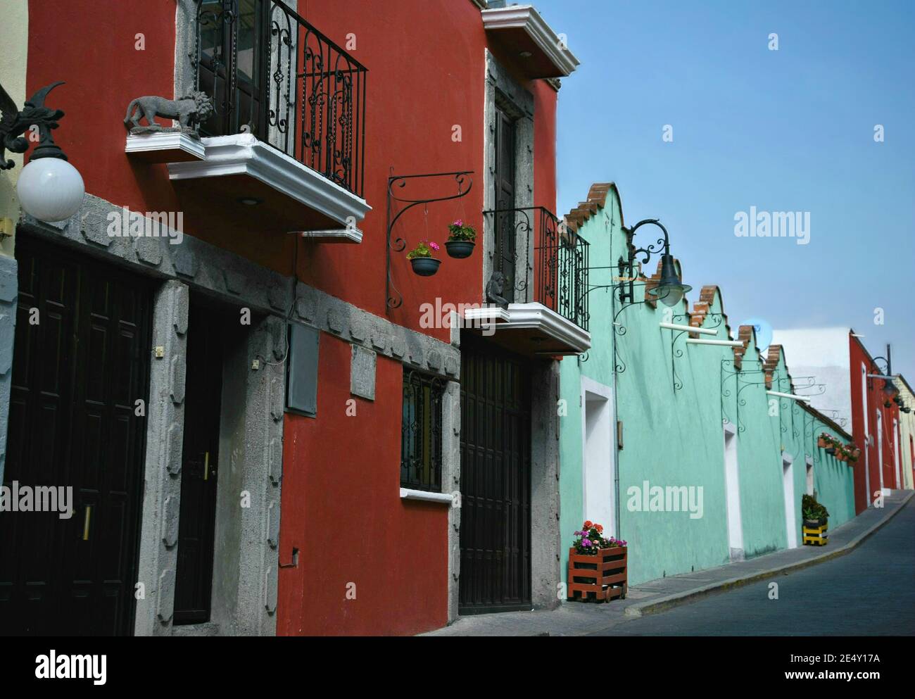 Vue extérieure des bâtiments de style colonial avec des murs en briques et en carreaux de Talavera le long de l'historique Calzada 16 de Septiembre à Atlixco, Puebla Mexique. Banque D'Images