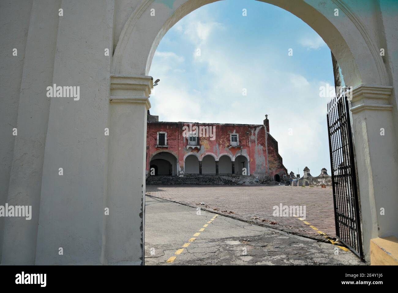 Façade voûtée vue sur le couvent franciscain de style baroque de San Francisco à Atlixco, Puebla Mexico. Banque D'Images