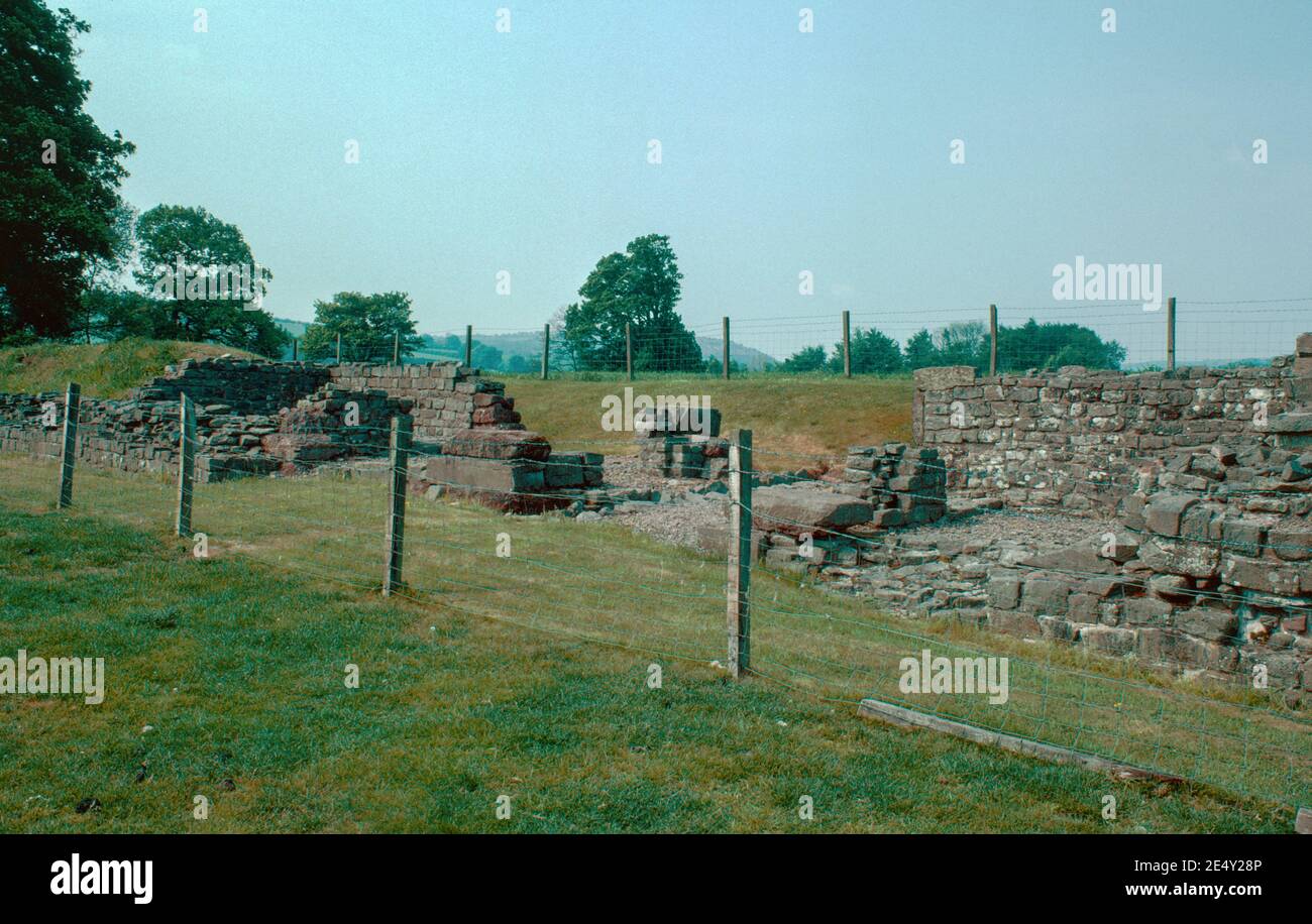 Ruines du fort romain y Gaer, situé près de Brecon, pays de Galles, Royaume-Uni. Porte sud. Numérisation d'archivage à partir d'une lame. Juin 1979. Banque D'Images