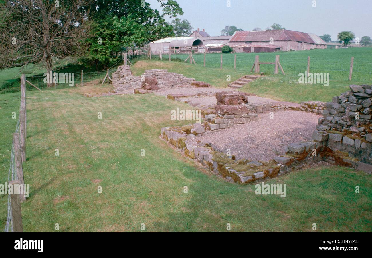 Ruines du fort romain y Gaer, situé près de Brecon, pays de Galles, Royaume-Uni. Porte ouest. Numérisation d'archivage à partir d'une lame. Juin 1979. Banque D'Images