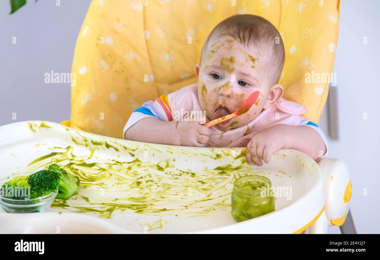 Le Petit Bebe Mange Lui Meme De La Puree De Brocoli Mise Au Point Selective Personnes Photo Stock Alamy