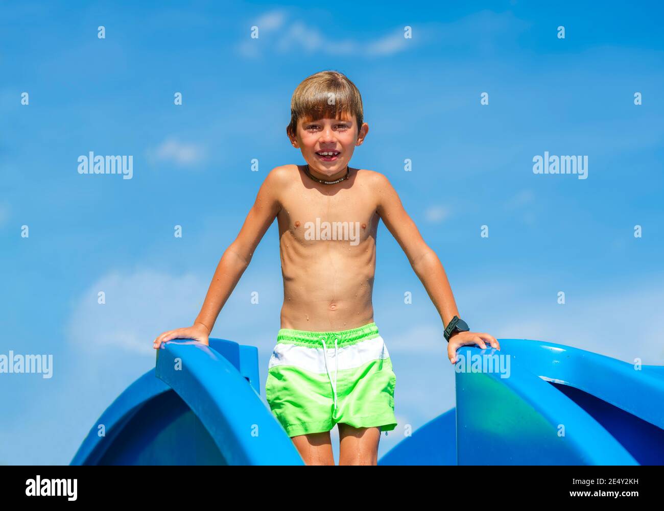 Enfant jouant dans la piscine par beau temps Banque D'Images