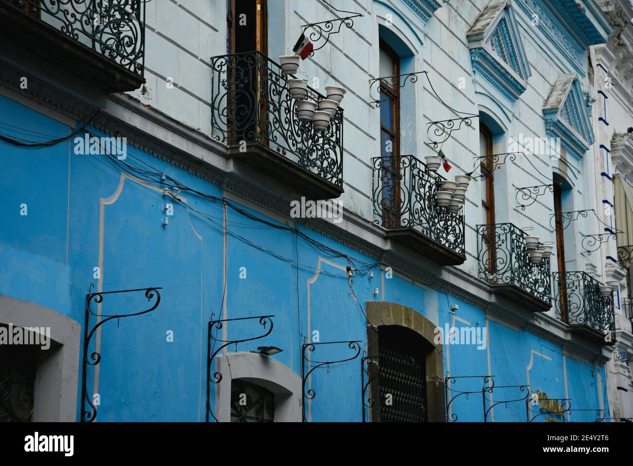 Vue extérieure des bâtiments de style colonial avec des murs en briques et en carreaux de Talavera le long de l'historique Calzada 16 de Septiembre à Atlixco, Puebla Mexique. Banque D'Images