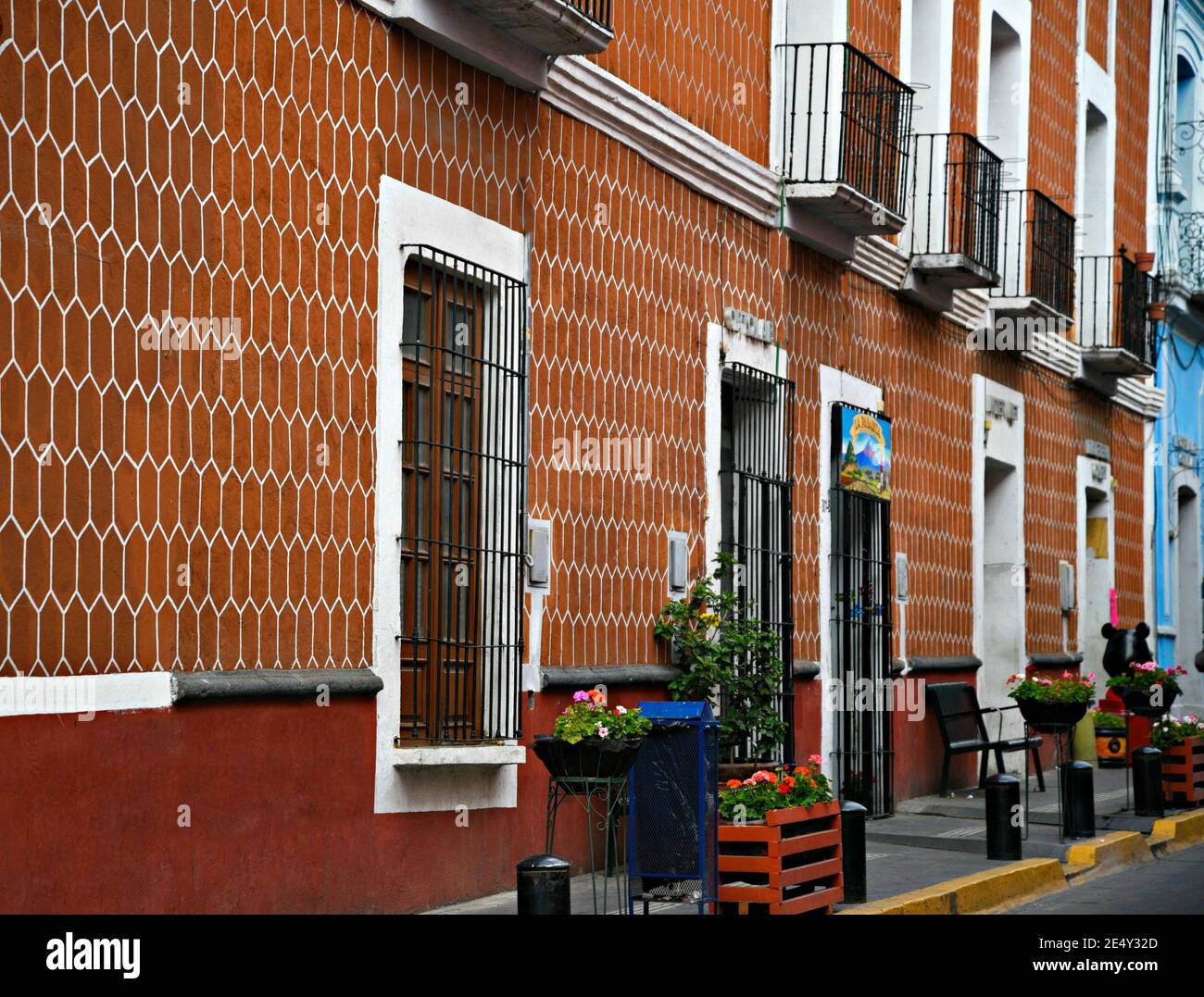 Vue extérieure des bâtiments de style colonial avec des murs en briques et en carreaux de Talavera le long de l'historique Calzada 16 de Septiembre à Atlixco, Puebla Mexique. Banque D'Images