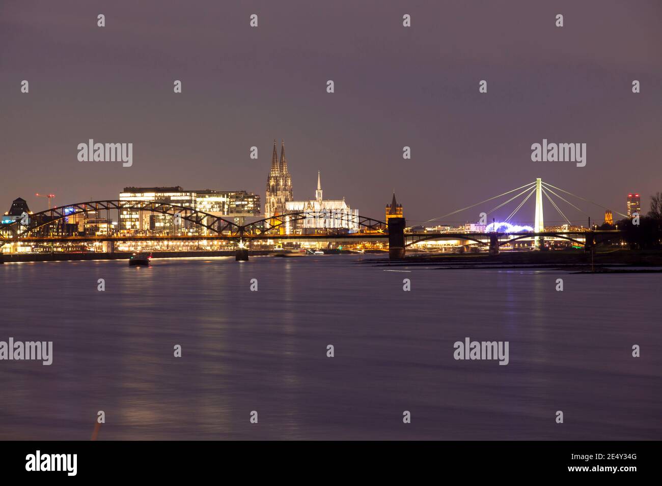 Vue du quartier de Rodenkirchen à la ville, Suedbruecke, port de Rheinau, la cathédrale, église Gross St. Martin, Severinsbruecke, Rhin, Co Banque D'Images