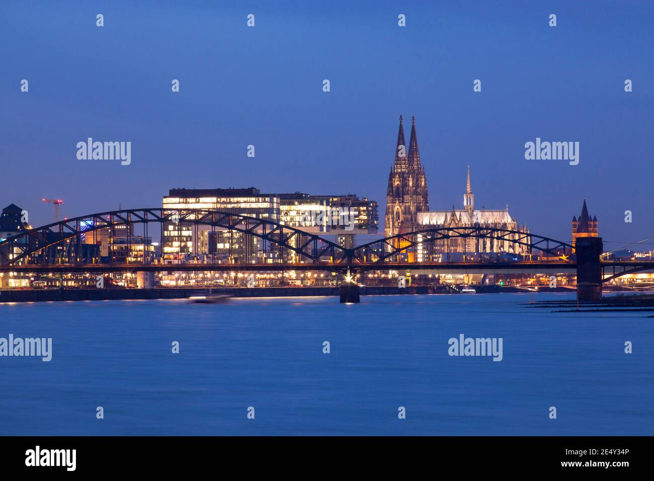 Vue du quartier de Rodenkirchen à la ville, Suedbruecke, port de Rheinau, la cathédrale, église Gross St. Martin, Rhin, Cologne, Allemagne. Banque D'Images