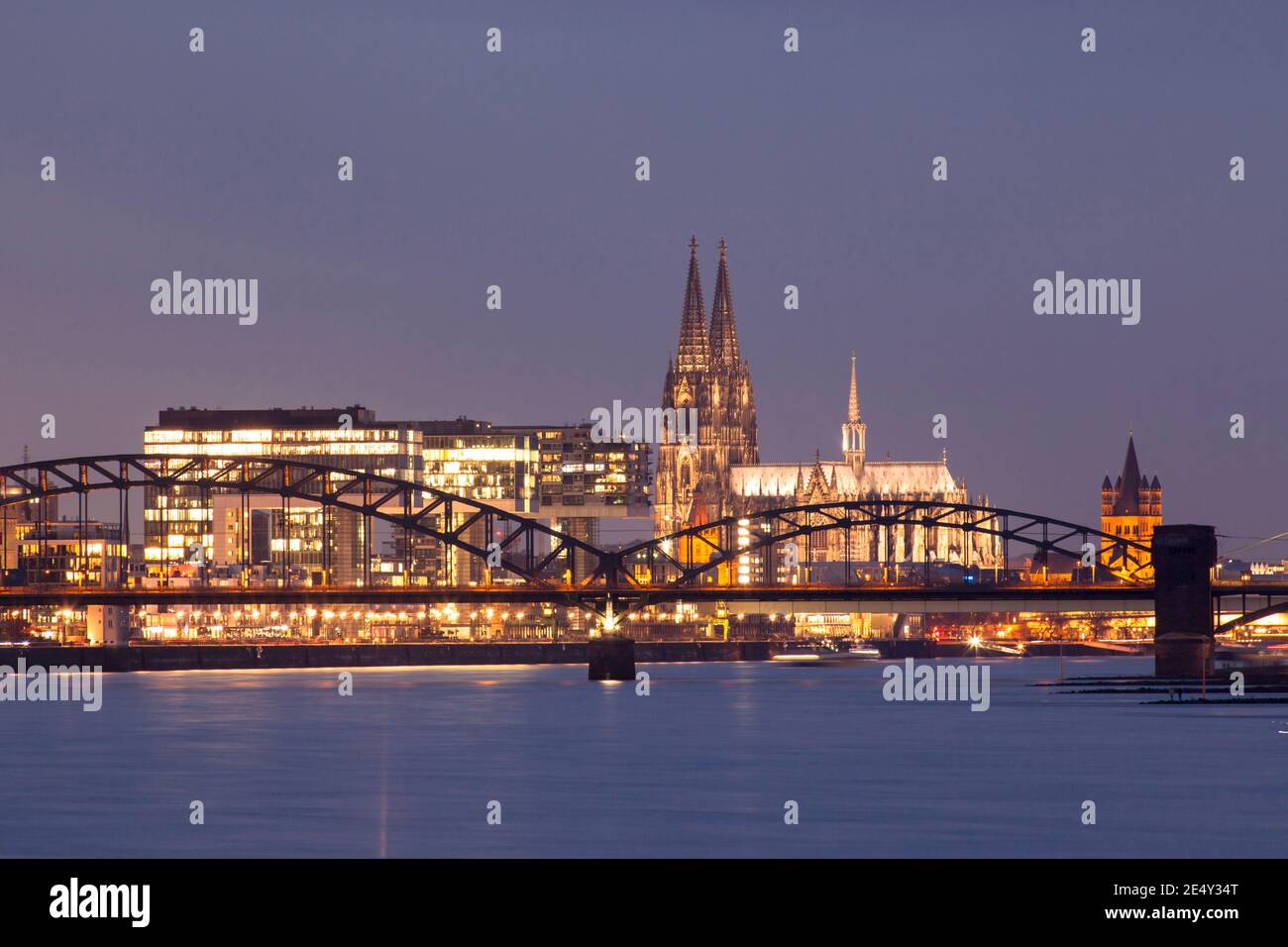 Vue du quartier de Rodenkirchen à la ville, Suedbruecke, port de Rheinau, la cathédrale, église Gross St. Martin, Rhin, Cologne, Allemagne. Banque D'Images