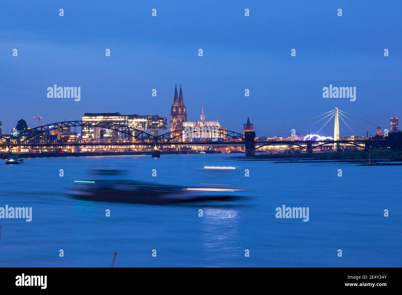 Vue du quartier de Rodenkirchen à la ville, Suedbruecke, port de Rheinau, la cathédrale, église Gross St. Martin, Severinsbruecke, Rhin, Co Banque D'Images