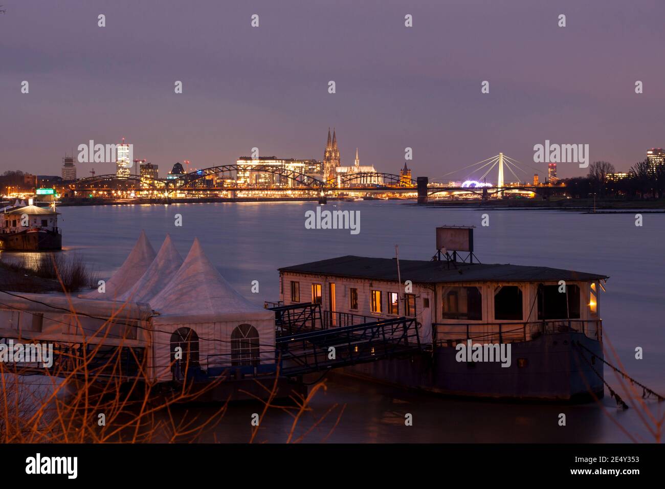 Vue du quartier de Rodenkirchen à la ville, Suedbruecke, la Tour de la CologneTower, le port de Rheinau, la cathédrale, le Rhin, Cologne, Allemagne. Blick v Banque D'Images