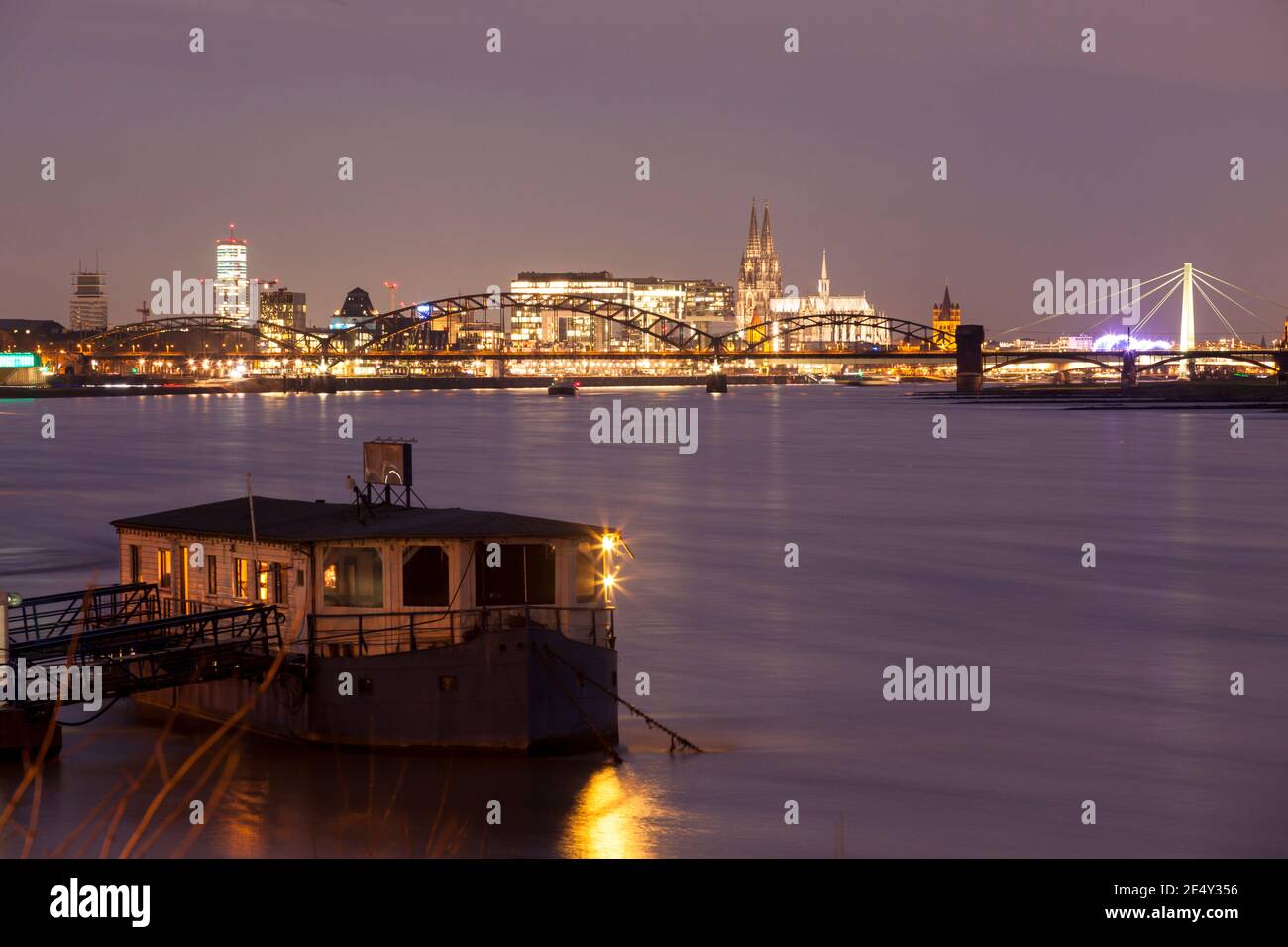 Vue du quartier de Rodenkirchen à la ville, Suedbruecke, la Tour de la CologneTower, le port de Rheinau, la cathédrale, le Rhin, Cologne, Allemagne. Blick v Banque D'Images