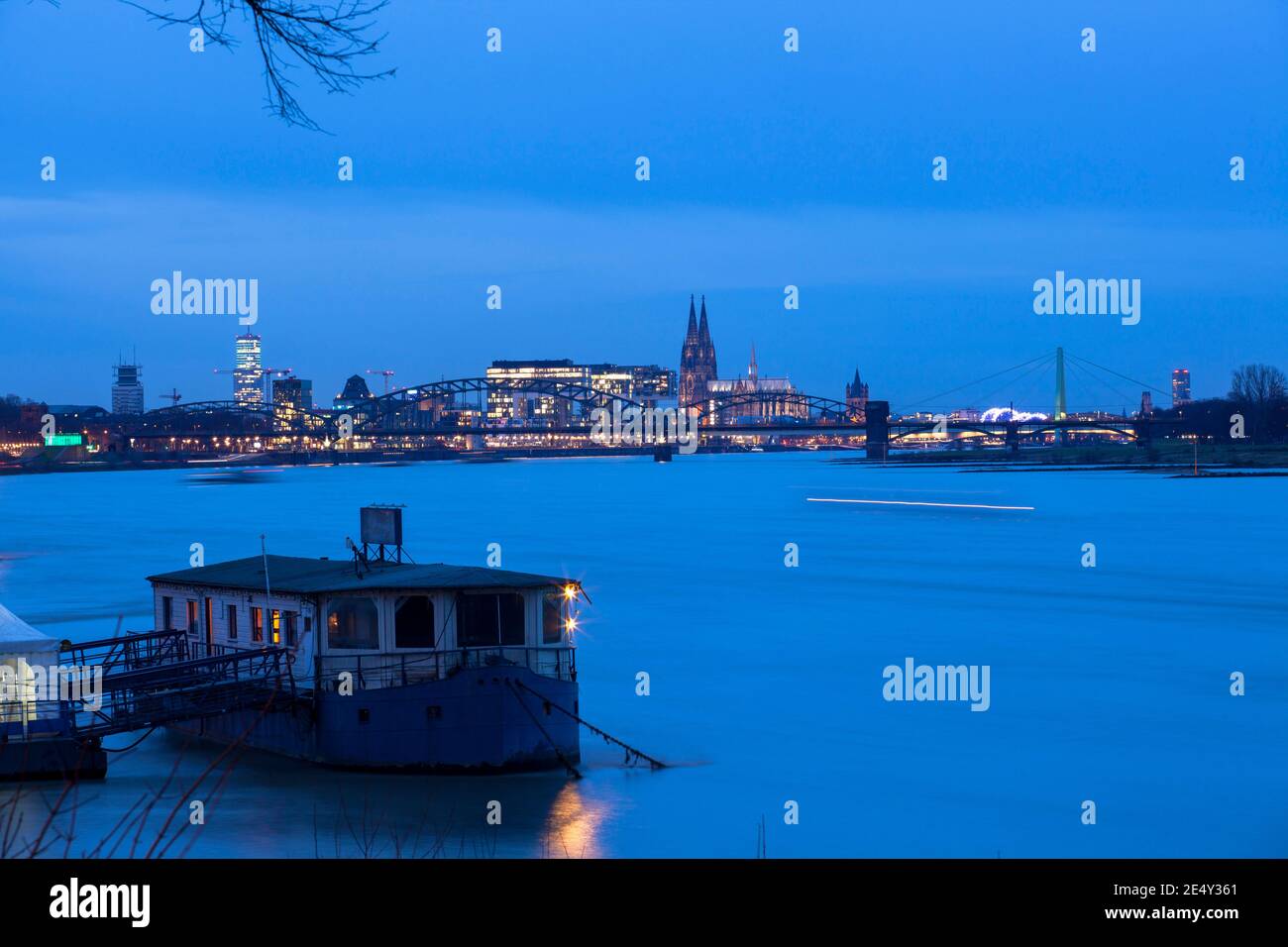Vue du quartier de Rodenkirchen à la ville, Suedbruecke, la Tour de la CologneTower, le port de Rheinau, la cathédrale, le Rhin, Cologne, Allemagne. Blick v Banque D'Images