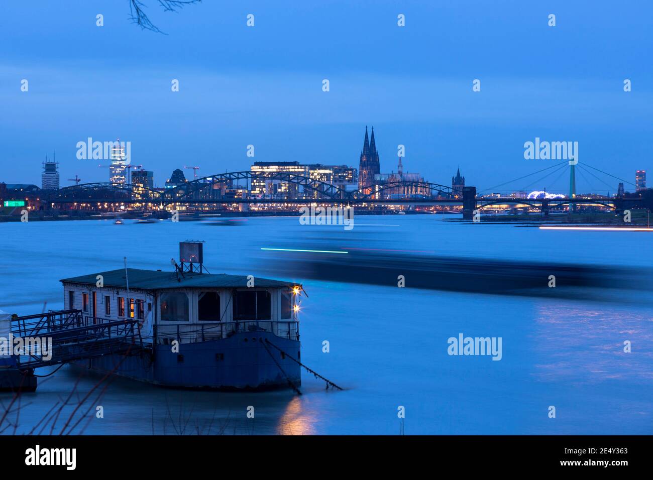 Vue du quartier de Rodenkirchen à la ville, Suedbruecke, la Tour de la CologneTower, le port de Rheinau, la cathédrale, le Rhin, Cologne, Allemagne. Blick v Banque D'Images