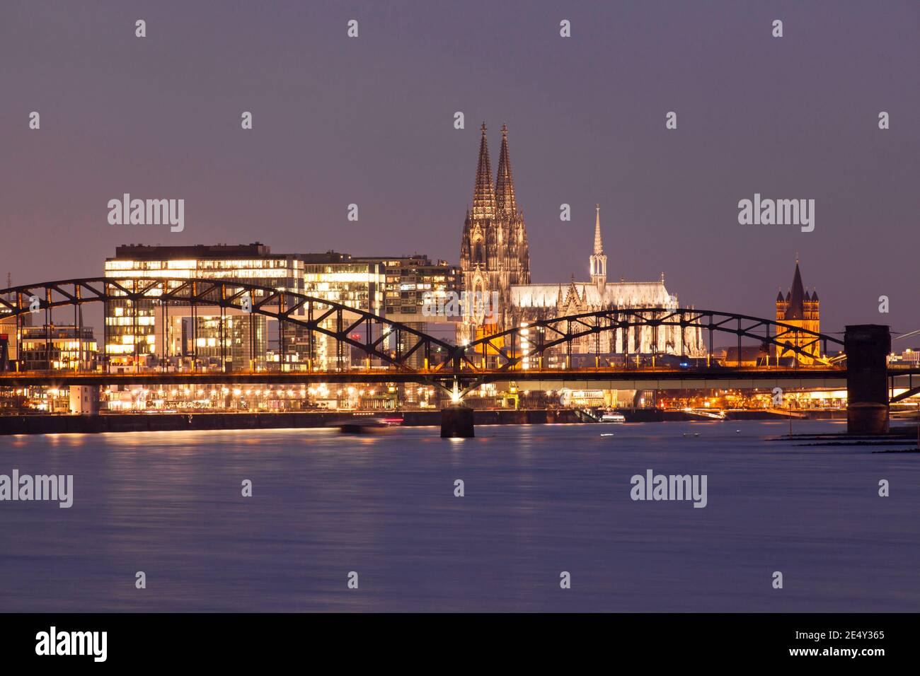 Vue du quartier de Rodenkirchen à la ville, Suedbruecke, port de Rheinau, la cathédrale, église Gross St. Martin, Rhin, Cologne, Allemagne. Banque D'Images