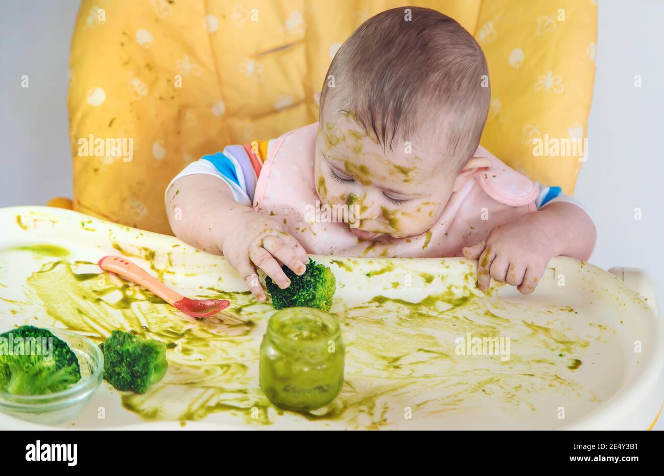 Le Petit Bebe Mange Lui Meme De La Puree De Brocoli Mise Au Point Selective Personnes Photo Stock Alamy