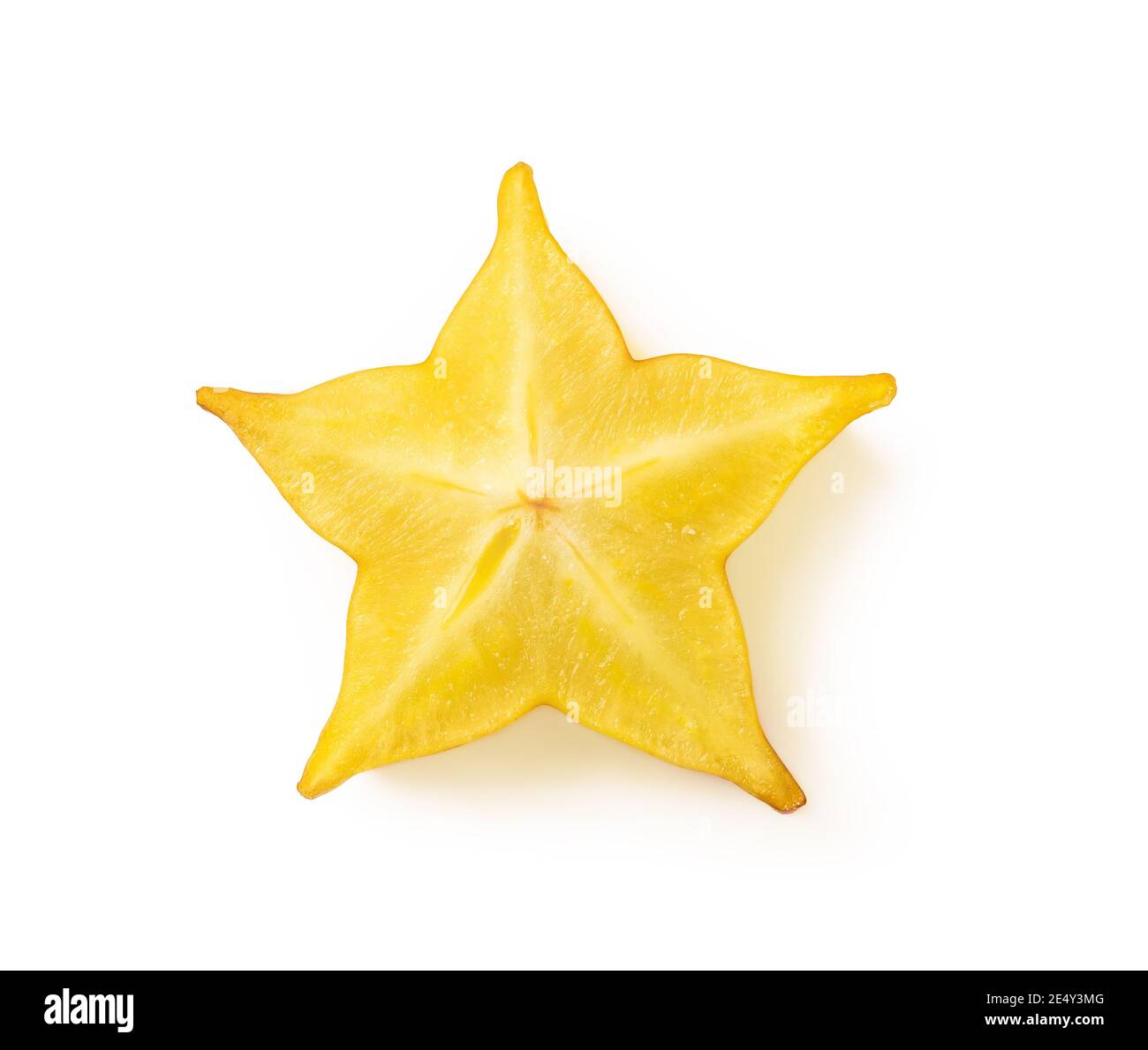 Tranche de carambola juteuse ou de fruit étoilé isolée sur fond blanc. Ingrédients pour cocktails, salades et desserts aux fruits. Délicieux plats végétariens. Banque D'Images