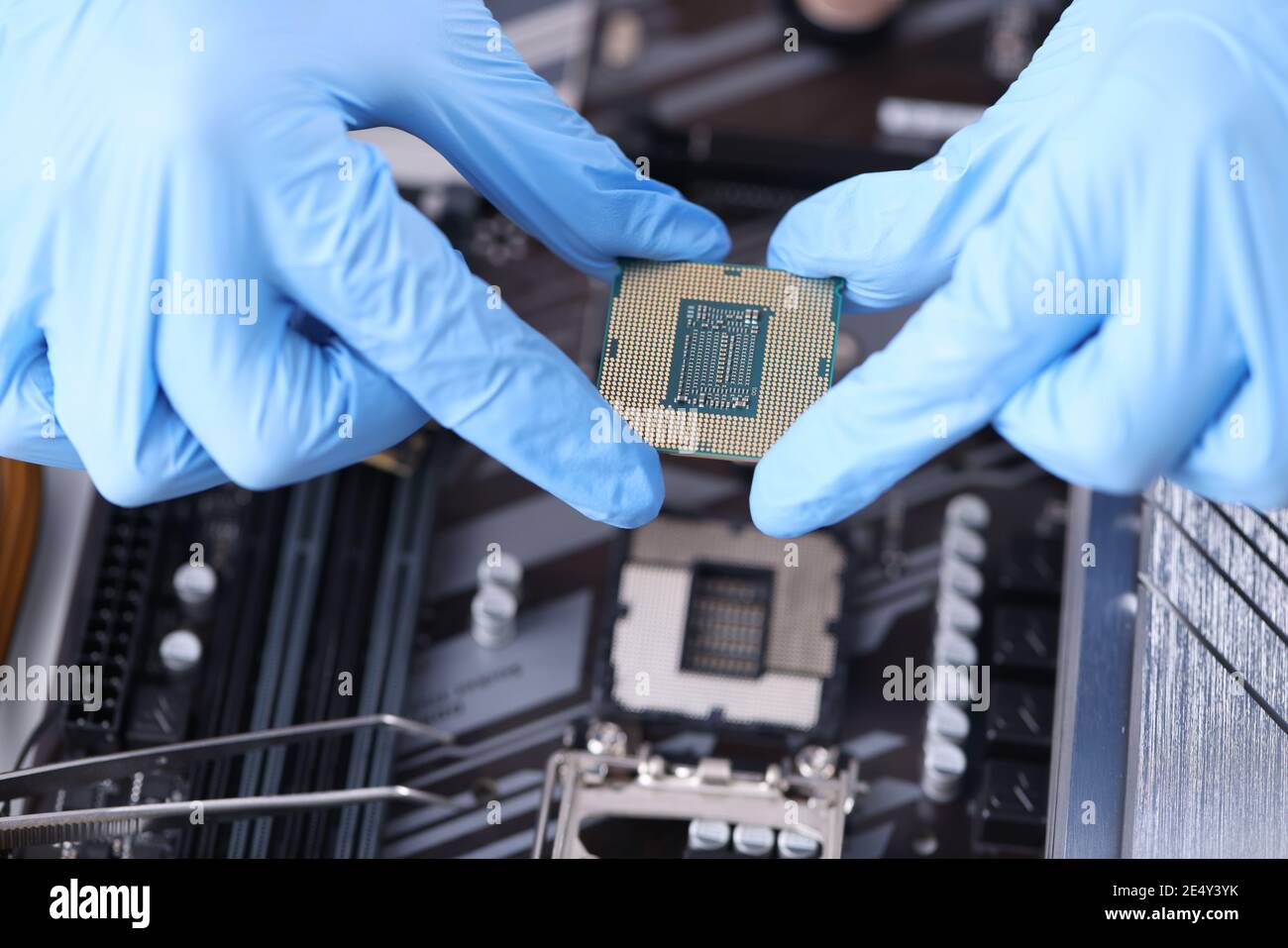 Le maître maintient le microcircuit sur les cartes d'ordinateur de près Banque D'Images