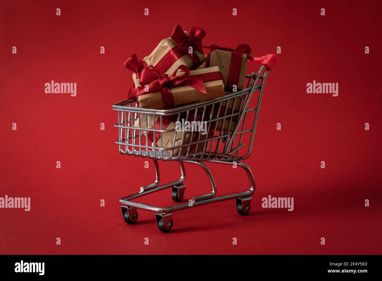 Achat en ligne pour le concept de la Saint-Valentin - présente dans le shopping chariot Banque D'Images