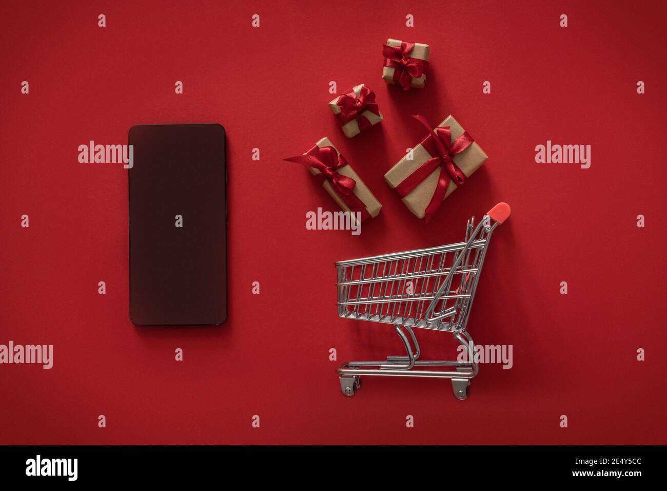 Achat en ligne pour le concept de la Saint-Valentin - présente dans le shopping chariot Banque D'Images