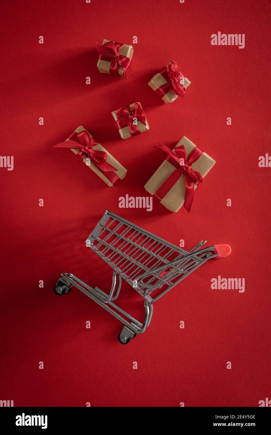 Achat en ligne pour le concept de la Saint-Valentin - présente dans le shopping chariot Banque D'Images
