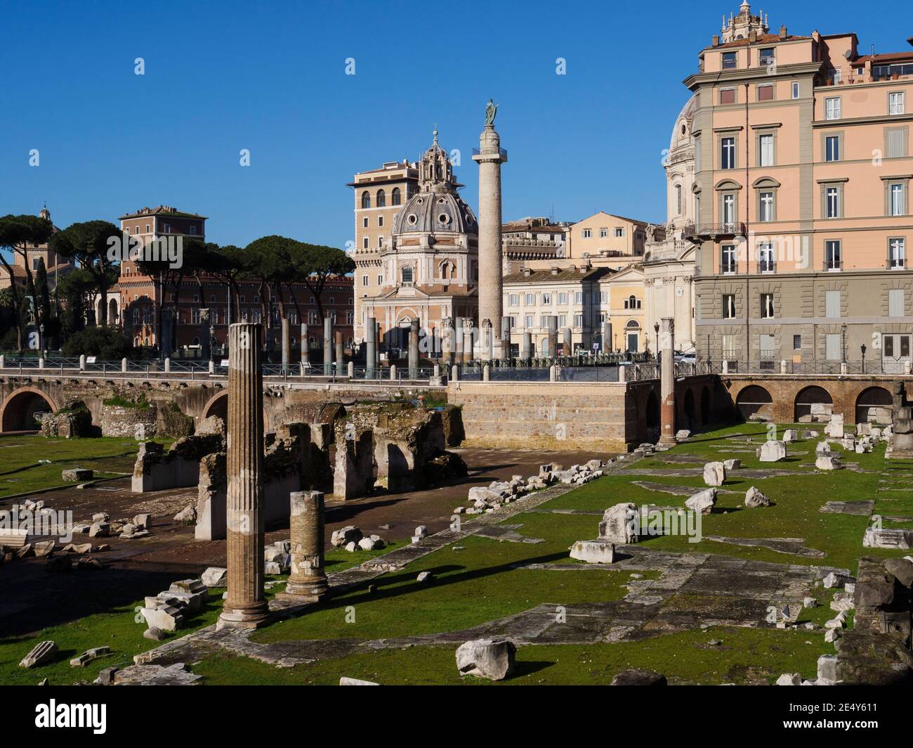 Rome. Italie. Vestiges du Forum de Trajan (Foro di Traiano) et de la colonne de Trajan (Colonna Traiana, AD 113). Banque D'Images