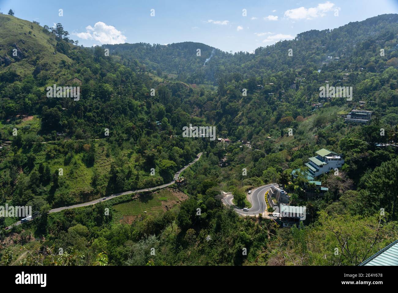 La vallée d'Ella Sri Lanka. Vue panoramique sur la route de montagne menant à la ville d'Ella. Horizon dans la jungle Banque D'Images