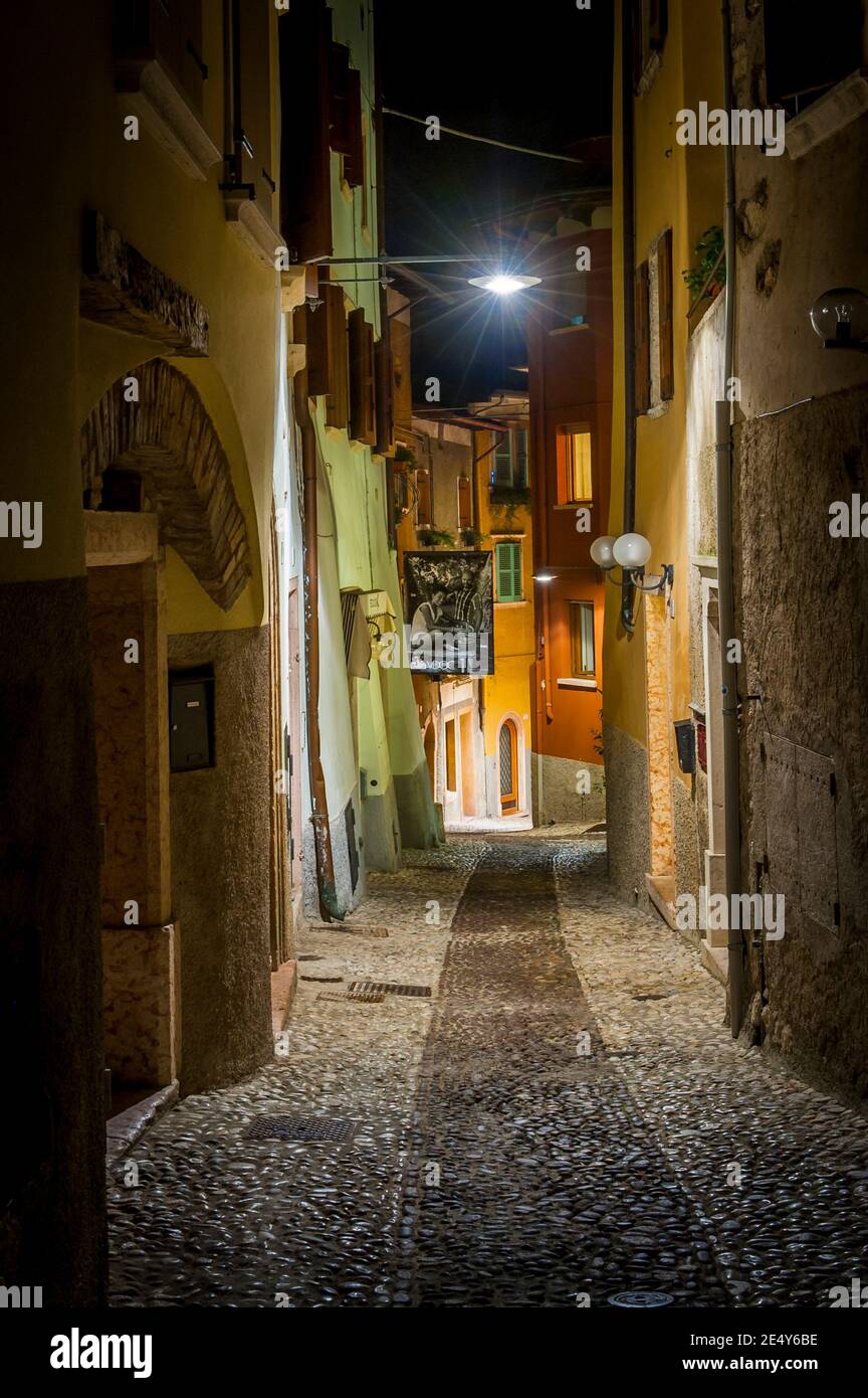 Petite rue pavée à Malcesine, sur la rive est du lac de Garde, dans la région de Vénétie en Italie. Banque D'Images