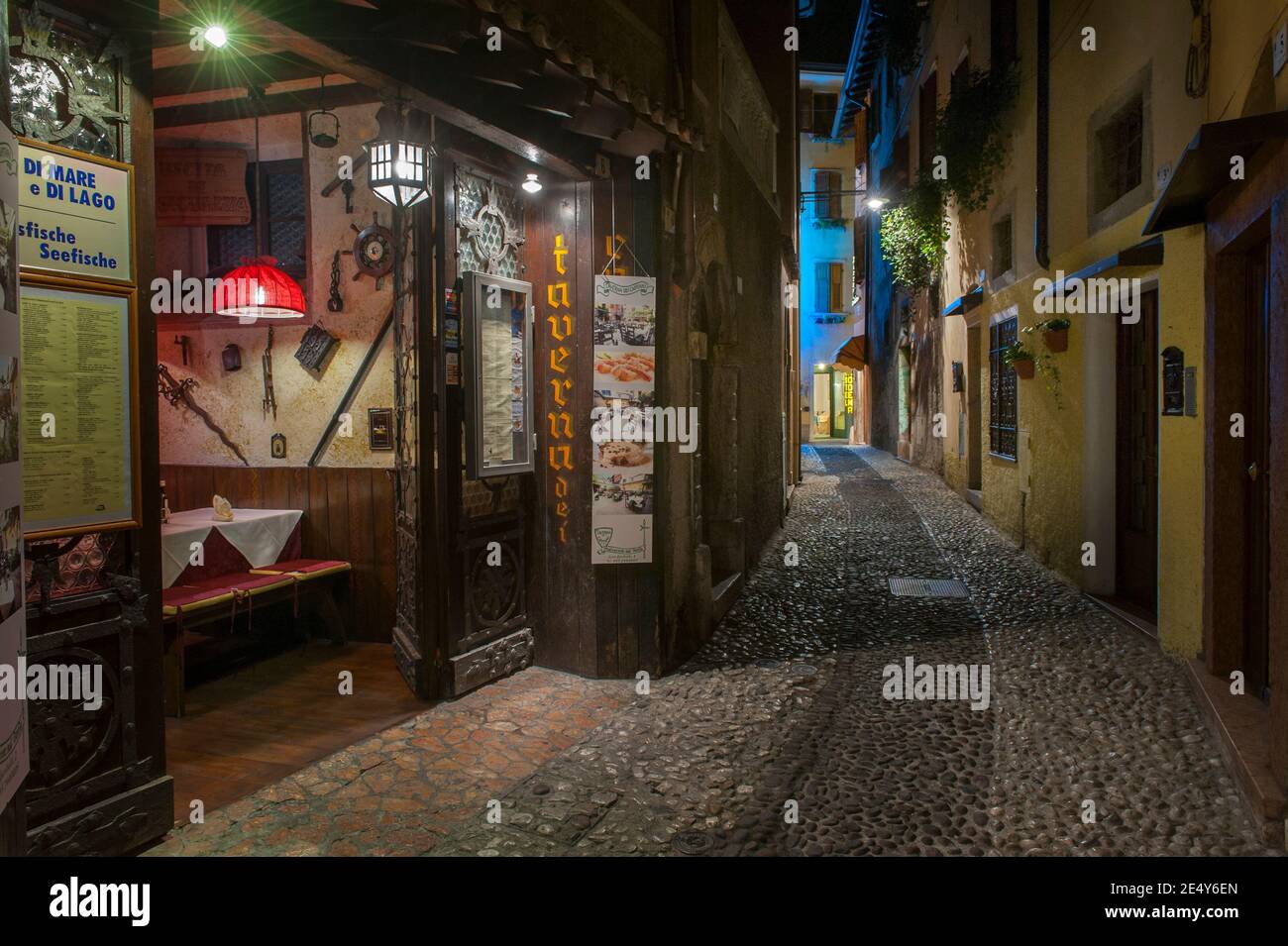 Entrée du bar et rue pavée à Malcesine, sur la rive est du lac de Garde dans la région de Vénétie en Italie. Banque D'Images