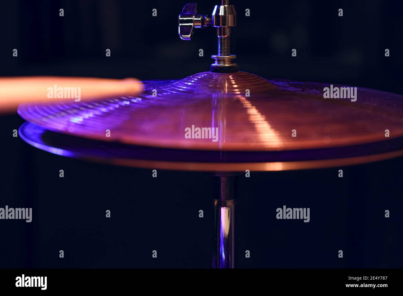 Partie d'un kit de tambour dans l'obscurité avec un bel éclairage. Concept concert et performance. Banque D'Images