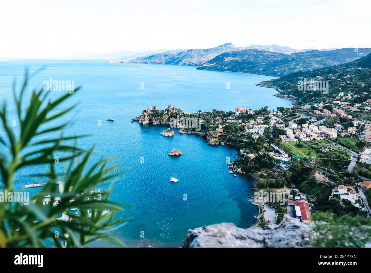 Vue imprenable sur le littoral de Cefalù sur la Sicile à Italie Banque D'Images