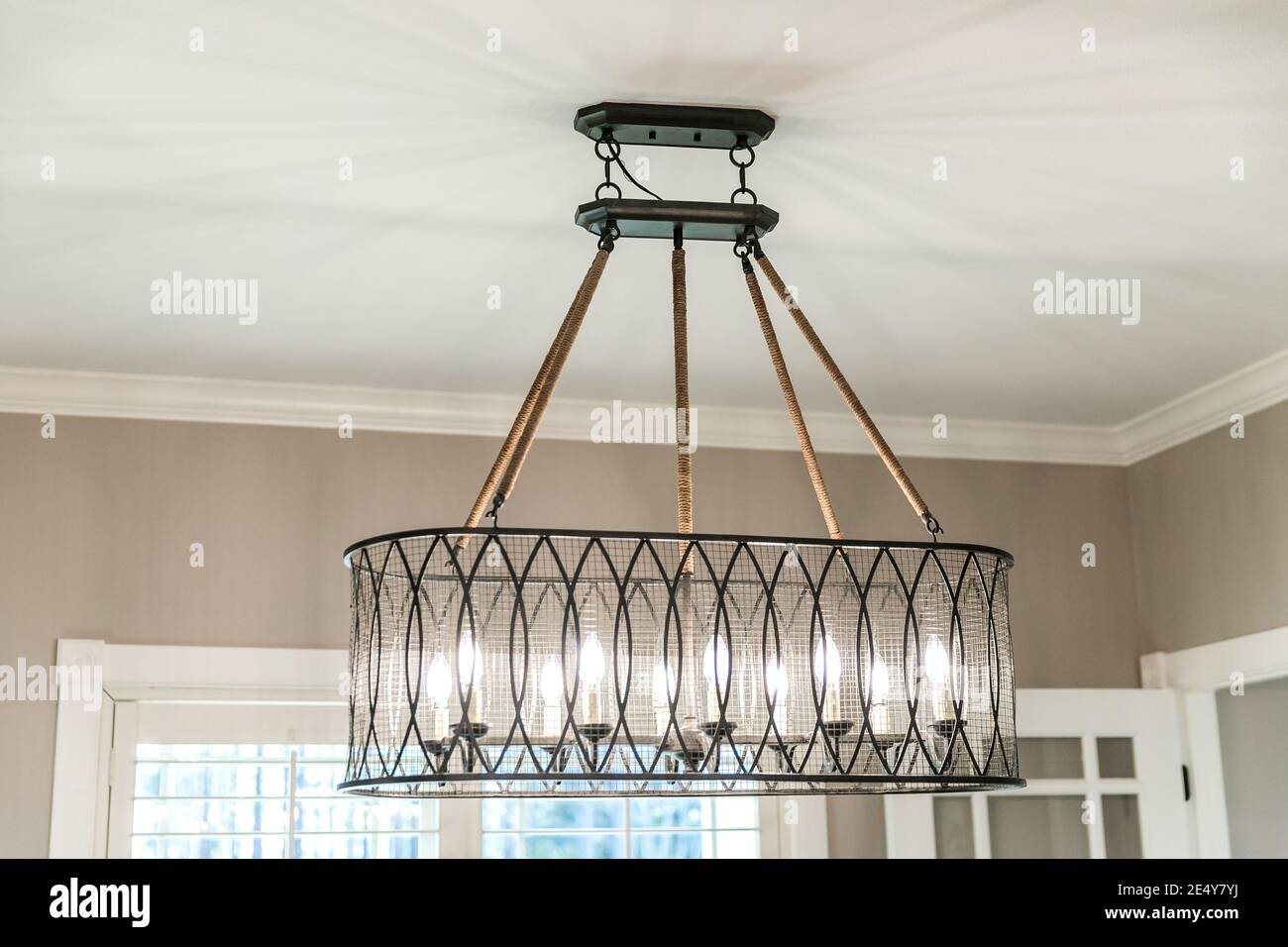 Un grand lustre en fer noir en métal pour l'éclairage de la salle à manger Banque D'Images